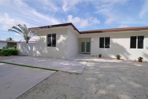 House in Cutler Bay, Florida 5 bedrooms, 208.66 sq.m. № 1970090 - photo 4