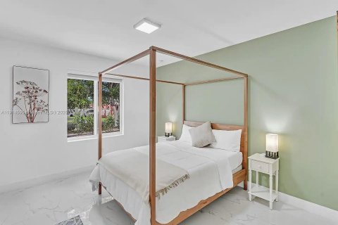 House in Cutler Bay, Florida 5 bedrooms, 208.66 sq.m. № 1970090 - photo 18