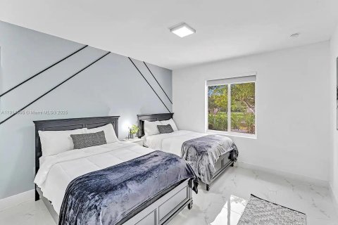 House in Cutler Bay, Florida 5 bedrooms, 208.66 sq.m. № 1970090 - photo 16