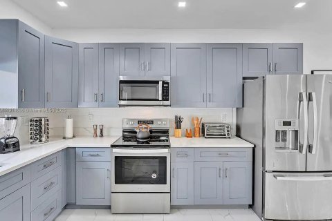 House in Cutler Bay, Florida 5 bedrooms, 208.66 sq.m. № 1970090 - photo 11