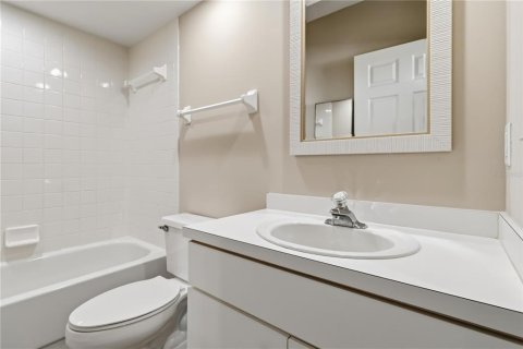 Condo in Largo, Florida, 3 bedrooms № 2427282 - photo 19