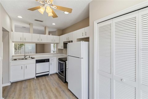 Condo in Largo, Florida, 3 bedrooms № 2427282 - photo 14