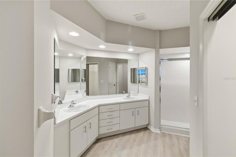 Condo in Largo, Florida, 3 bedrooms № 2427282 - photo 25