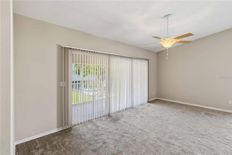 Condo in Largo, Florida, 3 bedrooms № 2427282 - photo 12