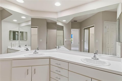 Condo in Largo, Florida, 3 bedrooms № 2427282 - photo 27