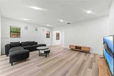 Commercial property in Fort Lauderdale, Florida 268.12 sq.m. № 2053627 - photo 17