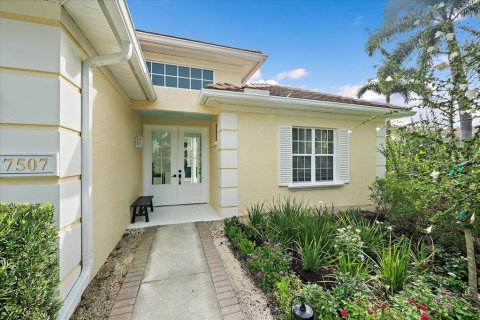 House in University Park, Florida 4 bedrooms, 224.92 sq.m. № 1767442 - photo 7