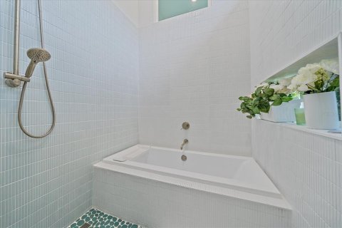 House in University Park, Florida 4 bedrooms, 224.92 sq.m. № 1767442 - photo 29