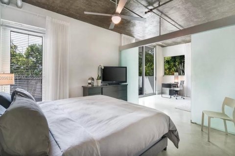 Condo in Miami Beach, Florida, 2 bedrooms  № 2065986 - photo 12