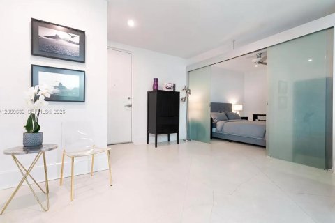 Condo in Miami Beach, Florida, 2 bedrooms  № 2065986 - photo 9