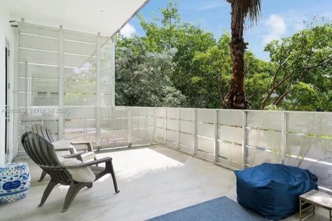 Condo in Miami Beach, Florida, 2 bedrooms  № 2065986 - photo 16