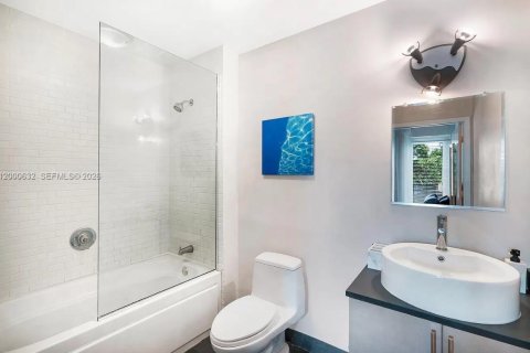Condo in Miami Beach, Florida, 2 bedrooms  № 2065986 - photo 14