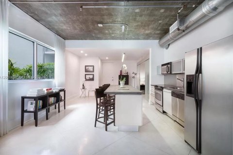 Condo in Miami Beach, Florida, 2 bedrooms  № 2065986 - photo 5