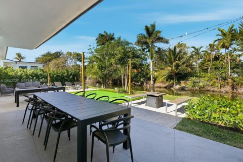 Villa ou maison à Miami, Floride 6 chambres, 183.02 m2 № 2181004
