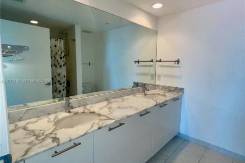 Copropriété à louer à Miami, Floride: 2 chambres, 119.75 m2 № 2046010 - photo 15