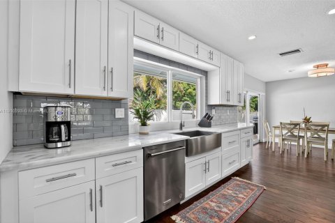 House in Boca Raton, Florida 4 bedrooms, 199.93 sq.m. № 2013239 - photo 11