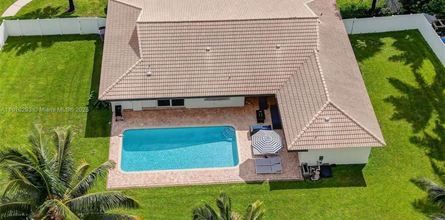 House in Boca Raton, Florida 4 bedrooms, 199.93 sq.m. № 2013239