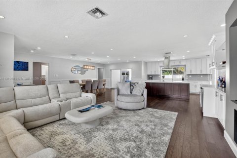 House in Boca Raton, Florida 4 bedrooms, 199.93 sq.m. № 2013239 - photo 3