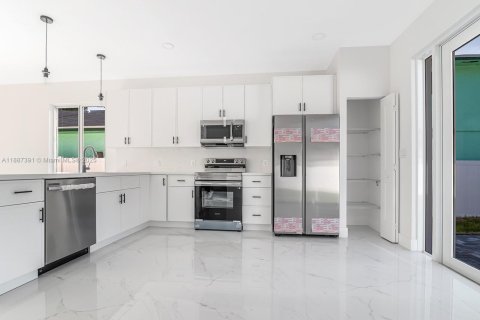 Casa en venta en Dania Beach, Florida, 3 dormitorios № 1933090 - foto 18