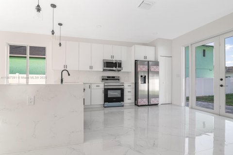 House in Dania Beach, Florida 3 bedrooms № 1933090 - photo 16
