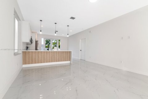 House in Dania Beach, Florida 3 bedrooms № 1933090 - photo 12