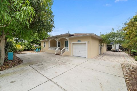 House in Saint Petersburg, Florida 4 bedrooms, 183.39 sq.m. № 2232849