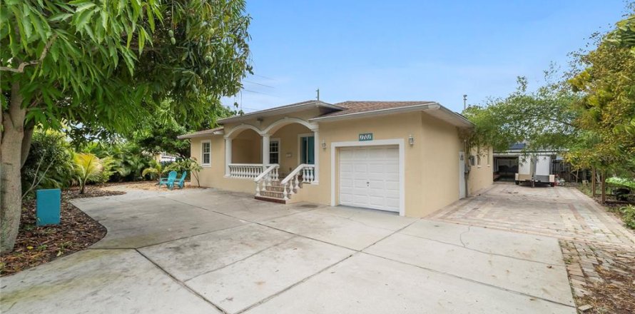 Villa ou maison à Saint Petersburg, Floride 4 chambres, 183.39 m2 № 2232849