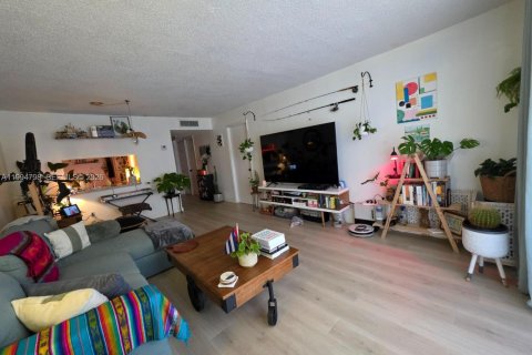 Condo in Miami, Florida, 1 bedroom  № 2060811 - photo 4