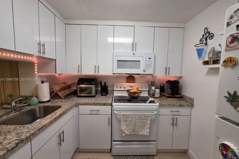 Condo in Miami, Florida, 1 bedroom  № 2060811 - photo 6