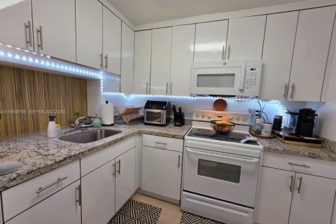 Condo in Miami, Florida, 1 bedroom  № 2060811 - photo 7