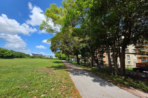 Condo in Miami, Florida, 1 bedroom  № 2060811 - photo 24
