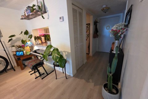 Condo in Miami, Florida, 1 bedroom  № 2060811 - photo 5