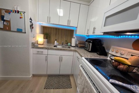 Condo in Miami, Florida, 1 bedroom  № 2060811 - photo 8