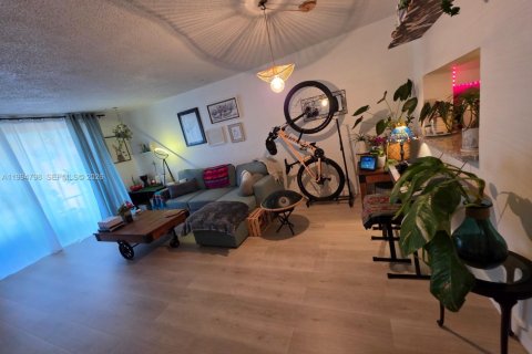 Condo in Miami, Florida, 1 bedroom  № 2060811 - photo 3