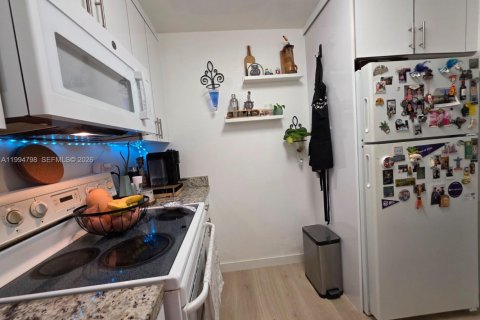 Condo in Miami, Florida, 1 bedroom  № 2060811 - photo 9