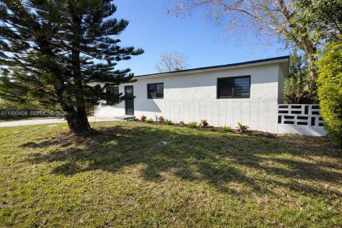 Casa en venta en Miami, Florida, 3 dormitorios, 85.47 m2 № 2057811 - foto 2