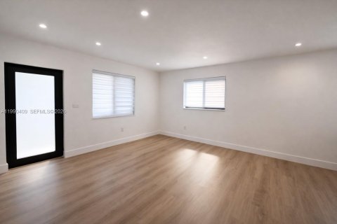 Casa en venta en Miami, Florida, 3 dormitorios, 85.47 m2 № 2057811 - foto 3