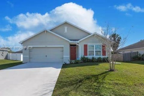 Дом в Порт-Сент-Луси, Флорида 4 спальни, 181.62м2 № 2025318