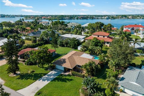 House in Venice, Florida 3 bedrooms, 173.91 sq.m. № 2108394 - photo 2