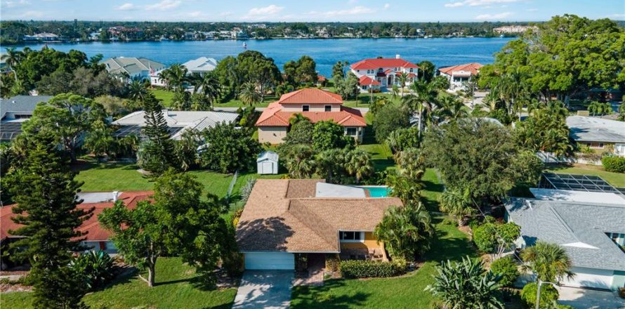 House in Venice, Florida 3 bedrooms, 173.91 sq.m. № 2108394