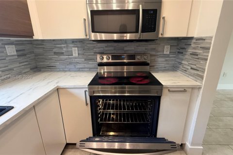 Appartement à louer à Hialeah, Floride: 2 chambres, 70.14 m2 № 2366416 - photo 6