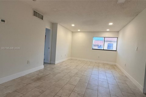 Appartement à louer à Hialeah, Floride: 2 chambres, 70.14 m2 № 2366416 - photo 3