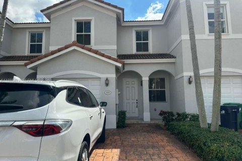 Adosado en Miami, Florida 3 dormitorios, 161.93 m2 № 2059889