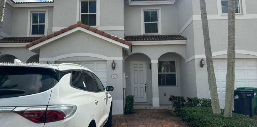 Adosado en Miami, Florida 3 dormitorios, 161.93 m2 № 2059889