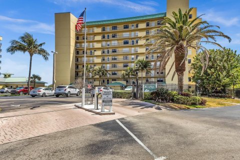 Condo in Jensen Beach, Florida, 2 bedrooms  № 1151562 - photo 1