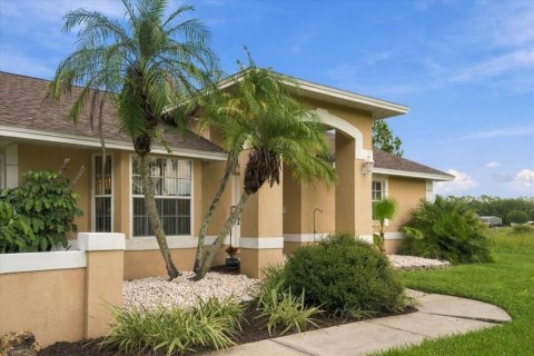 House in Lakeland, Florida 4 bedrooms, 259.66 sq.m. № 2405413