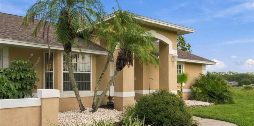 House in Lakeland, Florida 4 bedrooms, 259.66 sq.m. № 2405413