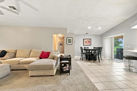 House in Lakeland, Florida 4 bedrooms, 259.66 sq.m. № 2405413 - photo 16