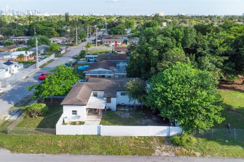 Villa ou maison à Miami, Floride 4 chambres, 137.87 m2 № 1936412
