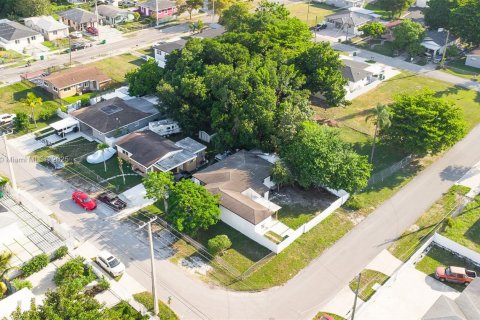 Casa en venta en Miami, Florida, 4 dormitorios, 137.87 m2 № 1936412 - foto 1